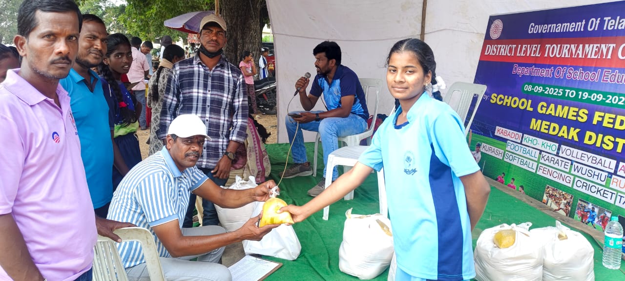Distribution of Lunch Pockets to the players
