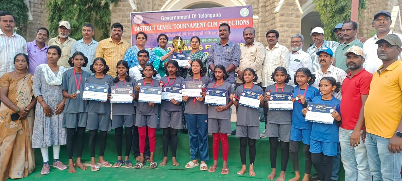 Smt Surekha Depot Manager Presenting Trophy to District Level Kho Kho Winners